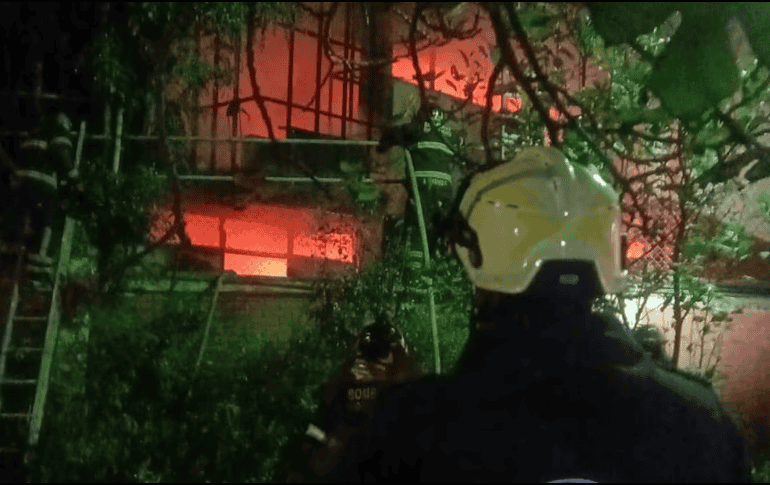Al lugar acudieron elementos del Heroico Cuerpo de Bomberos, Protección Civil y Policía Auxiliar de la alcaldía, quienes realizaron labores para sofocar el incendio y resguardar la zona. ESPECIAL