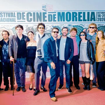 Luis Gerardo Méndez posa desde la alfombra roja del Festival Internacional de Cine de Morelia. CORTESÍA