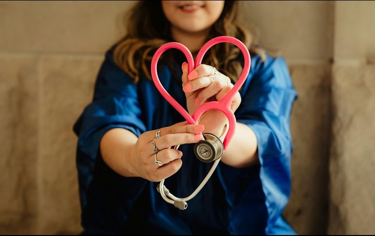 Este Día del Médico no dejes pasar la valiosa oportunidad de hacer la diferencia en la jornada laboral de tu doctor de cabecera. Unsplash