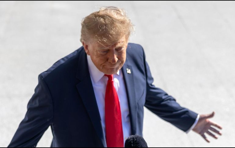 El presidente Donald Trump habla con los periodistas frente a la Casa Blanca, en Washington D. C. EFE/EPA/T. Cross