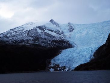 Este fenómeno ocurre porque los lagos provocan la fractura del hielo y aceleran su derretimiento subacuático. EFE / E. González