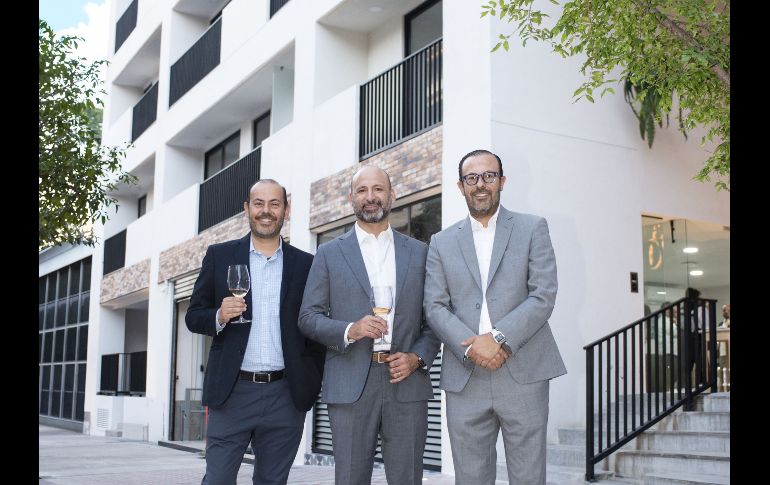 Mauricio Moncada, Anuhar Farah y Adrián Moncada de Wellness Capital durante la inauguración de Torre Casa Pavo. GENTE BIEN JALISCO / Revista del 23 de octubre 2026