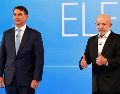 Tras la reacción de Lula, Flávio Bolsonaro pidió sus "disculpas, de verdad" haciendo un gesto de perdón con las manos. EFE / A. COELHO