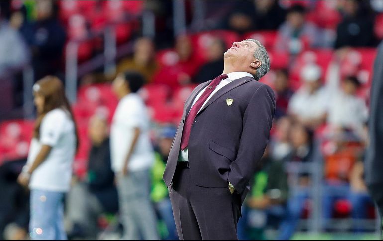 El entrenador de Atlante Miguel Herrera reacciona durante el juego que su equipo perdió 1-0. EFE/I. Esquivel
