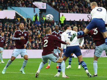 Pese a la derrota, el club del norte de Inglaterra, amenazado con duras sanciones en un caso de fraude financiero, conserva el liderato de la Premier League con 21 puntos. AFP / D. Staples