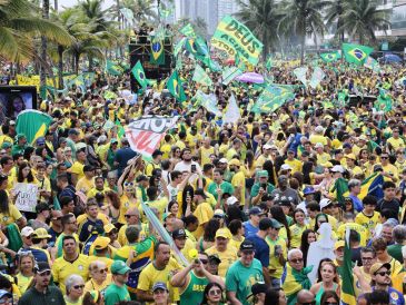 Simpatizantes del candidato a la Presidencia de Brasil, Flávio Bolsonaro, participan en un acto de campaña este sábado en la playa de Barra da Tijuca. EFE/A. Coehlo