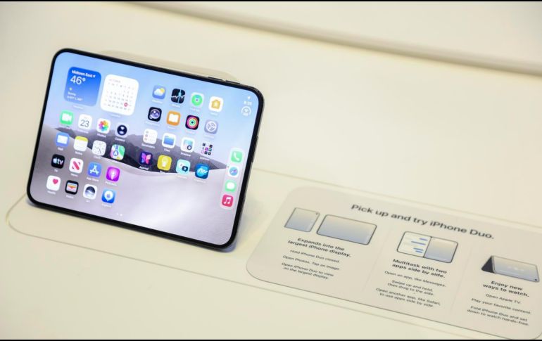 Este nuevo teléfono inteligente, cuyo precio inicial es de 1,999 dólares, cuenta con una pantalla plegable de 7.6 pulgadas que, al cerrarse, reduce su tamaño a unas 5.4 pulgadas, similar al de un pasaporte. EFE/S. Yenesel.