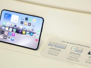 Este nuevo teléfono inteligente, cuyo precio inicial es de 1,999 dólares, cuenta con una pantalla plegable de 7.6 pulgadas que, al cerrarse, reduce su tamaño a unas 5.4 pulgadas, similar al de un pasaporte. EFE/S. Yenesel.