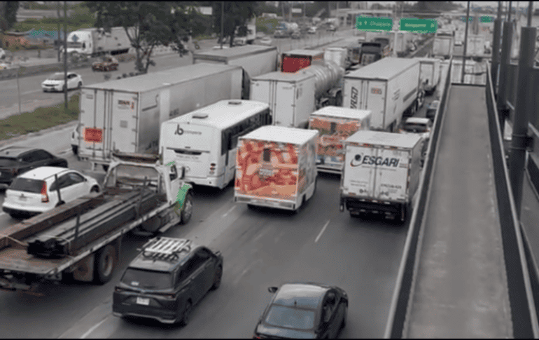 Poco antes de las 14:00 horas, los transportistas comenzaron a circular a paso lento por los carriles laterales hasta el Macrolibramiento. EL INFORMADOR / J. VELAZCO