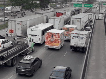 Poco antes de las 14:00 horas, los transportistas comenzaron a circular a paso lento por los carriles laterales hasta el Macrolibramiento. EL INFORMADOR / J. VELAZCO