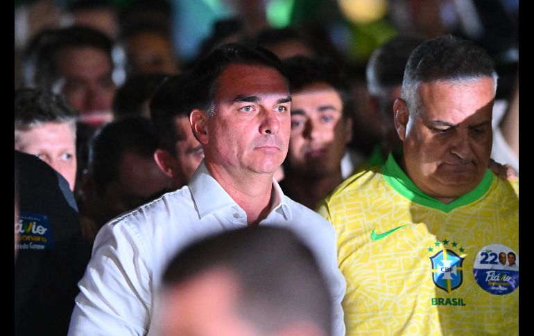 El excandidato presidencial Flavio Bolsonaro llega a hablar con periodistas este domingo, en el barrio Lago Sul, en Brasilia. EFE/A. Borges