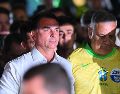 El excandidato presidencial Flavio Bolsonaro llega a hablar con periodistas este domingo, en el barrio Lago Sul, en Brasilia. EFE/A. Borges
