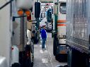 Un hombre camina entre los camiones que mantienen un bloqueo carretero durante una manifestación de transportistas, este lunes, en Toluca. EFE/F. Gutiérrez