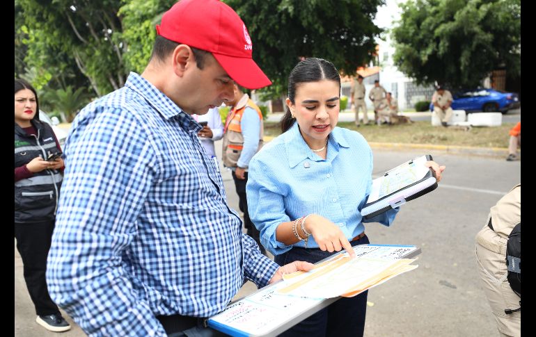 Equipos municipales trabajan en la distribución de agua mediante pipas a los domicilios de las familias afectadas. CORTESÍA