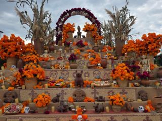 Por el andador hasta Plaza de las Américas se encuentran el tradicional altar de muertos. GOBIERNO DE ZAPOPAN
