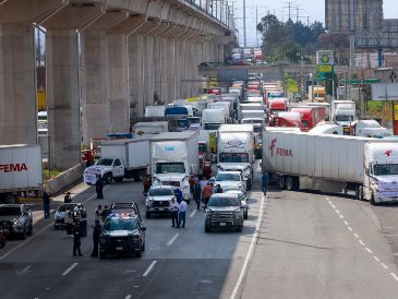 Transportistas bloquean una carretera durante una manifestación este lunes en Toluca. SUN/F. Gutiérrez