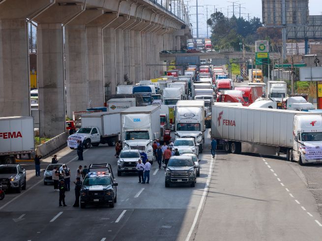 Transportistas bloquean una carretera durante una manifestación este lunes en Toluca. SUN/F. Gutiérrez
