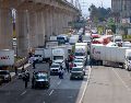 Transportistas bloquean una carretera durante una manifestación este lunes en Toluca. SUN/F. Gutiérrez