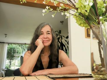 La escritora presenta una novela que dialoga con la historia y el teatro. CORTESÍA