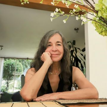 La escritora presenta una novela que dialoga con la historia y el teatro. CORTESÍA