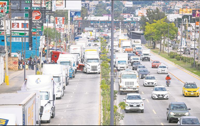 Transportistas protestaron en cuatro accesos a Guadalajara, como la Carretera a Chapala, para exigir seguridad y mejores condiciones. EL INFORMADOR/ J. Acosta