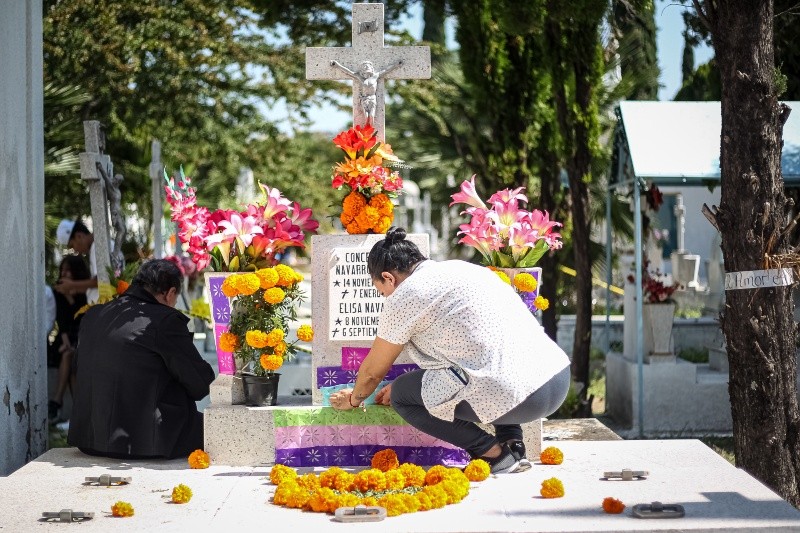 Cada año, las personas visitan los cementerios para depositar ofrendas junto a las tumbas. EL INFORMADOR / ARCHIVO