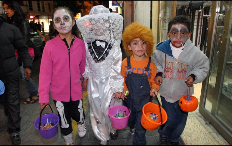 A estas limosnas simbólicas se les comenzó a llamar 'calaveritas', marcando el inicio de la costumbre que hoy en día congrega a miles de niños en las calles. NOTIMEX/ARCHIVO