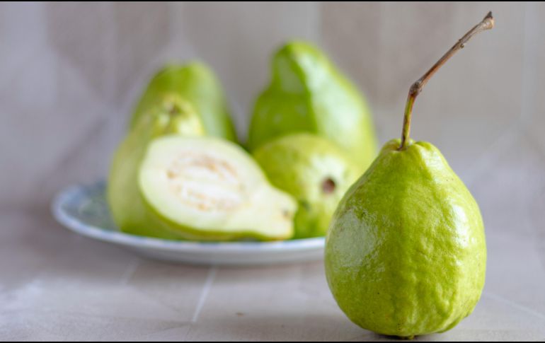 La guayaba puede comerse fresca, agregarse a una ensalada de frutas o combinarse con yogur natural. USPLASH