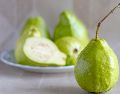 La guayaba puede comerse fresca, agregarse a una ensalada de frutas o combinarse con yogur natural. USPLASH