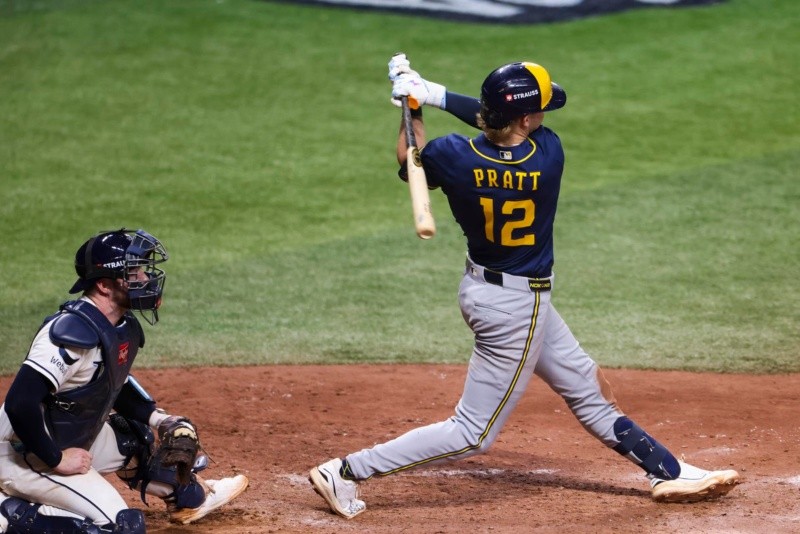 Cooper Pratt silenció momentáneamente el Tropicana Field con un cuadrangular solitario que puso el 3-2 y dejó a Milwaukee a tres outs de conquistar su primer título. EFE / G. BOGDON&nbsp;