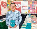 David Silva Rojas. El escritor posa con un ejemplar de su libro “Donde el agua trabaja”. ESPECIAL