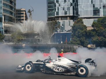 Sergio "Checo" Pérez, a bordo de un monoplaza de F2 modificado, durante el Show Run 2026. EFE / I. Esquivel