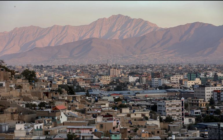 El horizonte de la ciudad queda enmarcado por las cimas de las montañas en Kabul, Afganistán. EFE/S. Popal