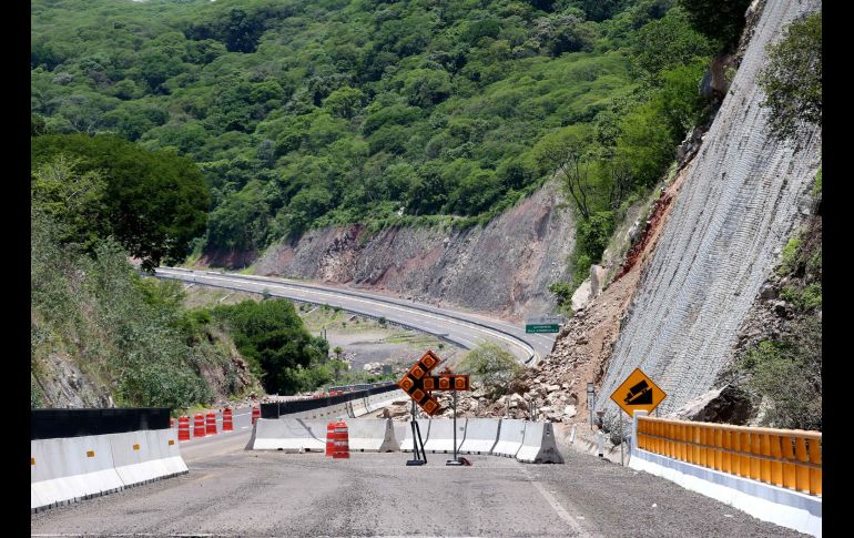 Debido a la caída de material sólido sobre la vía carretera, la circulación permanece bloqueada en ambos sentidos. EL INFORMADOR/ARCHIVO