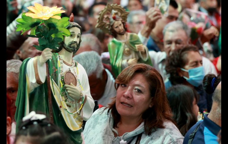 Las historias de fe, devoción y agradecimiento se hicieron presentes en la iglesia de Calzada México Tenochtitlán y Paseo de la Reforma. EFE/M. Guzmán