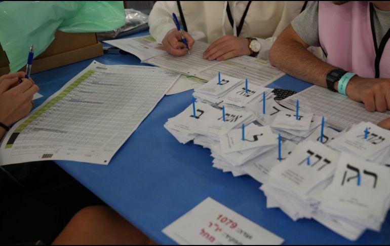 Conteo de votos en Israel tras las elecciones del 27 de octubre, en la sede del Comité Electoral. EFE/ R. Yadovsky