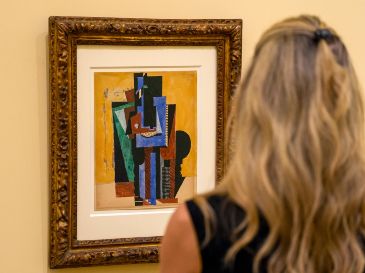 "Hombre con las manos cruzadas, apoyado en una mesa" de Pablo Picasso en la presentación de la exposición "Picasso-Klee-Matisse" en Florida. EFE / A. Boal