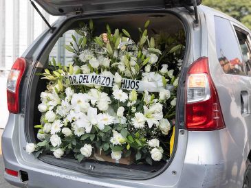 Tras la partida del ingeniero Cuauhtémoc Cárdenas Solórzano, familia y colegas llegaron al Panteón Francés con coronas de flores para mostrar sus condolencias. SUN/Y. Osnaya