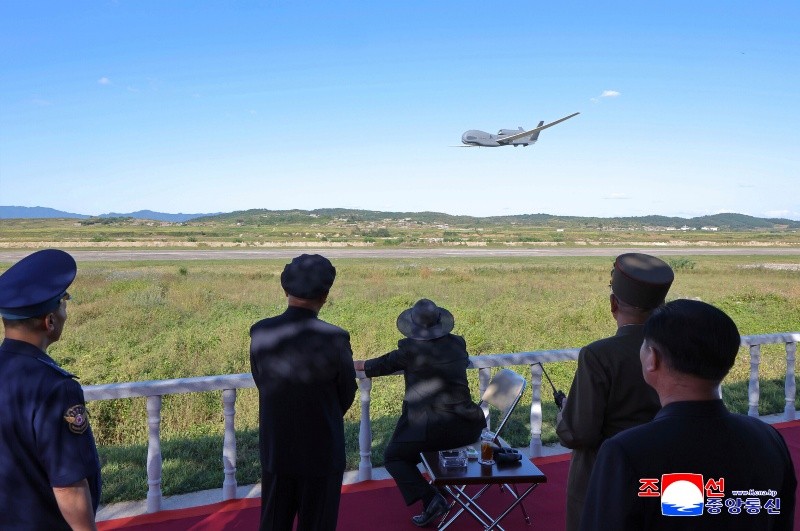 El mandatario norcoreano Kim Jong Un inspecciona una prueba de un dron en un lugar no revelado de Corea del Norte. EFE/KCNA