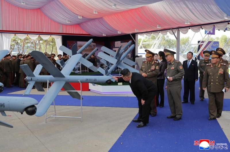 Kim Jong-un presenció una exhibición de armamento que incluyó pruebas de drones, misiles de crucero y lanzacohetes de gran calibre. EFE/KCNA