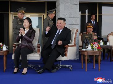Fotografía cedida por la agencia KCNA que muestra al líder de Corea del Norte, Kim Jong-un (c), observando junto a su hija una exhibición de armas este jueves, en Pyonyang. EFE/KCNA