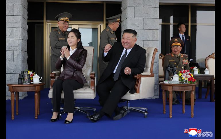 Fotografía cedida por la agencia KCNA que muestra al líder de Corea del Norte, Kim Jong-un (c), observando junto a su hija una exhibición de armas este jueves, en Pyonyang. EFE/KCNA