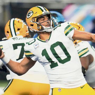 Jordan Love. El quarterback lanzó tres pases de anotación y acumuló 288 yardas para conducir la victoria de Green Bay. AP