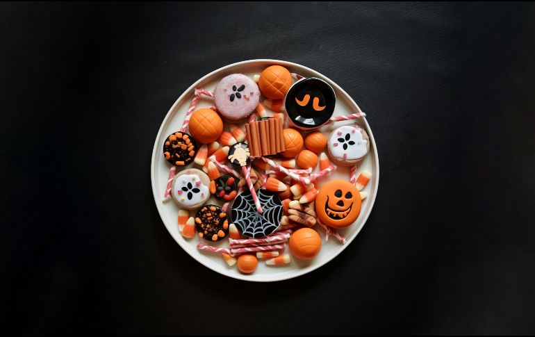 Es importante que los padres revisen los dulces recolectados en Halloween antes de consumirlos. UNSPLASH / T. Akbulut