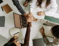 El trabajo no representa únicamente una fuente de ingresos. Cuando se desarrolla en condiciones adecuadas, dice la OMS, puede contribuir al bienestar psicológico al ofrecer estabilidad, relaciones sociales y un sentido de propósito. ESPECIAL / CANVA