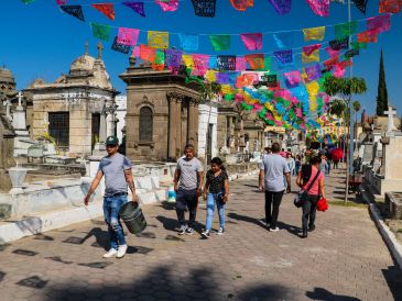 Cada año, miles de personas acuden a los diversos cementerios de Jalisco para visitar a sus seres queridos por el Día de Muertos. EL INFORMADOR/ARCHIVO