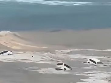 Uno de los puntos de mayor riesgo se localiza en el arroyo Costa Azul, en San José del Cabo, donde la fuerza del agua arrastró vehículos hacia el mar. REDES SOCIALES