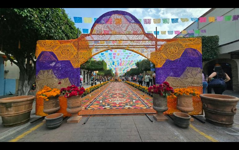 El Altar Monumental se extiende desde la calle Niños Héroes hasta Herrera y Cairo, con una intervención que comprende cinco calles. ESPECIAL/Ayuntamiento de Tlaquepaque