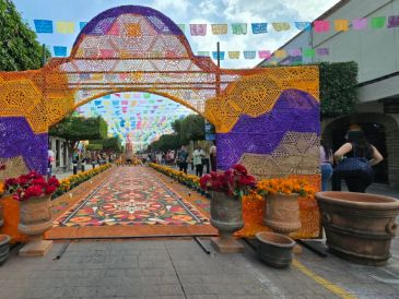 El Altar Monumental se extiende desde la calle Niños Héroes hasta Herrera y Cairo, con una intervención que comprende cinco calles. ESPECIAL/Ayuntamiento de Tlaquepaque