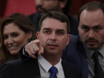Flavio Bolsonaro, en el centro, y Carlos Bolsonaro, hijos del expresidente de Brasil Jair Bolsonaro, asisten a una ceremonia en el Supremo Tribunal Electoral de Brasilia, Brasil. AP/ARCHIVO